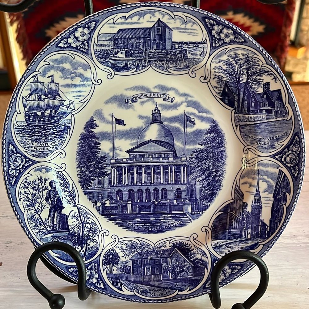 Massachusetts State Capitol 10” Round Blue White Commemorative Plate